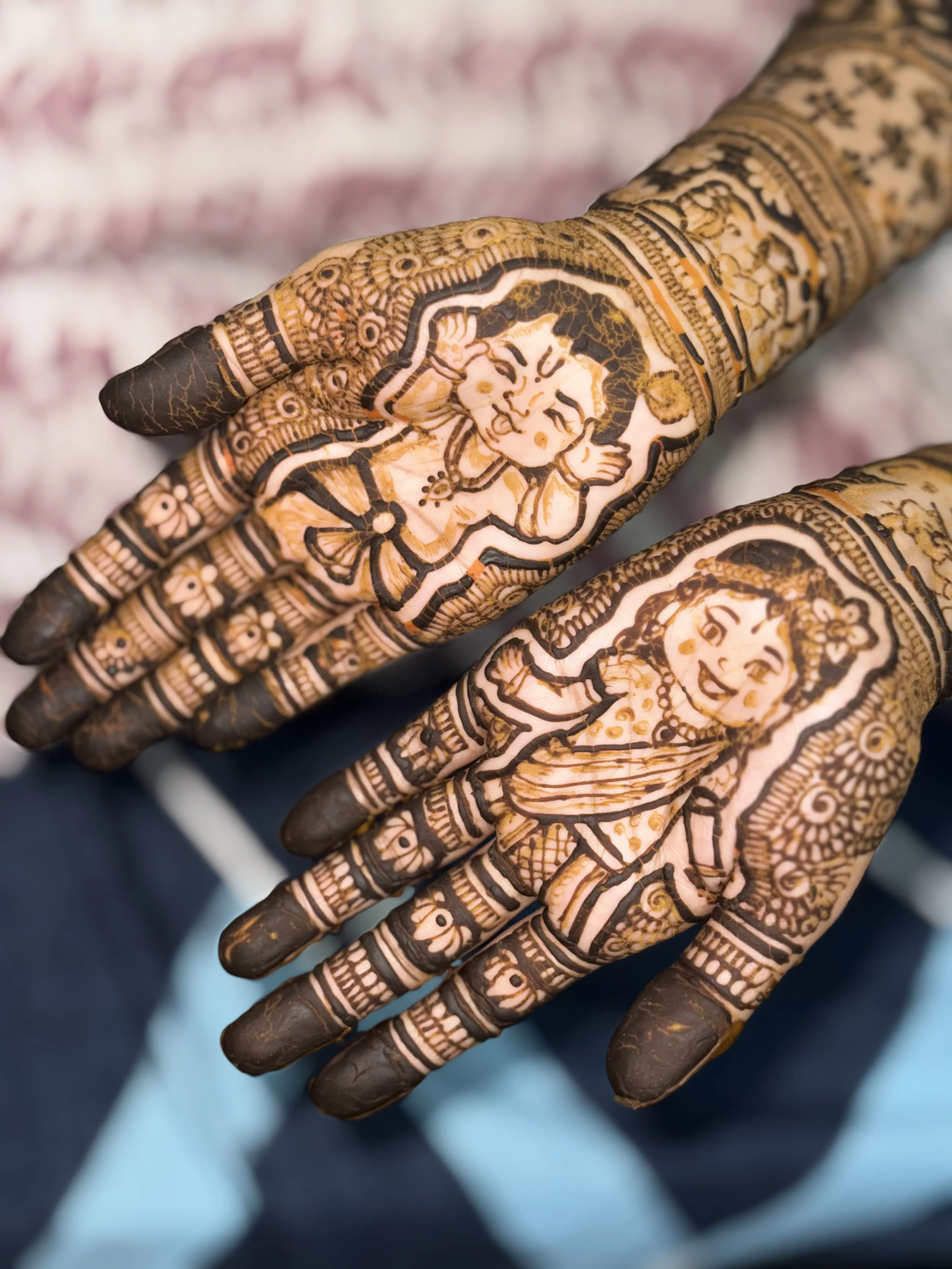 Geometric Arabic mehendi pattern with negative space by professional henna artist